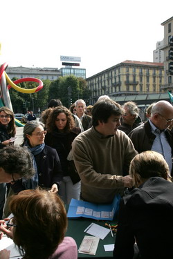 Milanesi al voto in piazza Cadorna (Foto Omnimilano)