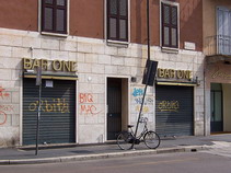 Saracinesche chiuse a Milano per 421 esercizi