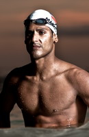 A nuoto in missione umanitaria