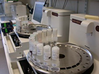 Tumori, la crisi “taglia” le cure