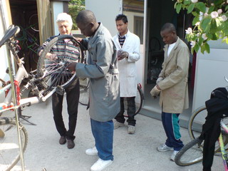 Via Gaggio, l’integrazione viaggia in bicicletta