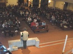 Lavoratori in preghiera, al centro la persona