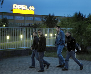 Workers at Opel's plant in the western German city of Kaiserslautern arrive for the morning shift on May 5, 2009. Fiat CEO Sergio Marchionne drummed up support in Berlin the day before for audacious plans to snap up GM's European arm and combine it with the bankrupt Chrysler to create a new global auto giant. AFP PHOTO DDP / TORSTEN SILZ GERMANY OUT