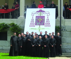 Prete oggi, un uomo della gioia che sta in mezzo alla gente