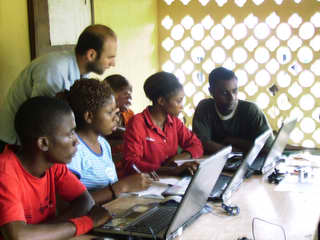 La Caritas ambrosiana in Nigeria per insegnare internet ai giovani