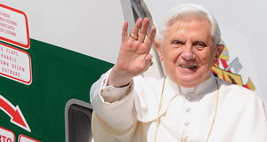 Pope Benedict XVI waves as he boards an Alitalia Boeing 777 at Fiumicino Airport  on March 17, 2009.  Pope Benedict XVI left Rome for Cameroon, the first leg of a week-long trip to Africa that will also take him to Angola.  AFP PHOTO / ALBERTO PIZZOLI


Roma, 17 marzo: Benedetto XVI in partenza per il viaggio apostolico in Camerun e Angola (17-23 marzo 2009) Alta risoluzione
Foto AFP/SIR