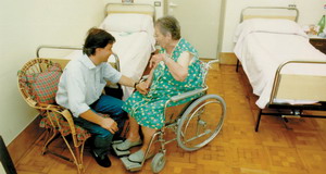 Anziani, alleanza pubblico-privato per aiutare le famiglie