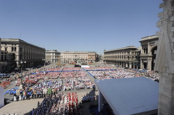Folla, cappellini e striscioni a salutare Serafino, Enrichetta e Clemente