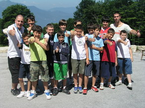 Chierichetti in montagna riflettendo su San Carlo