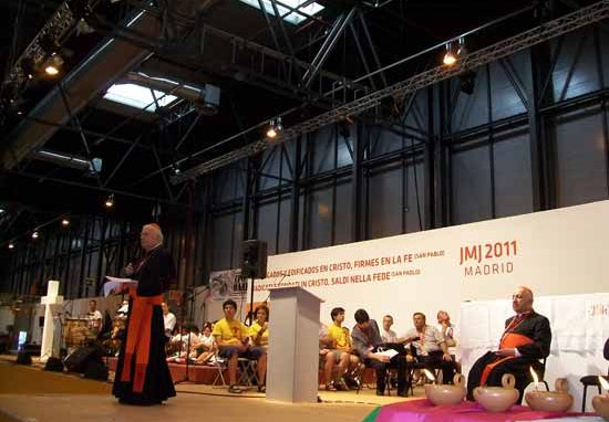 L’abbraccio ai due cardinali<br>Scola si presenta ai giovani