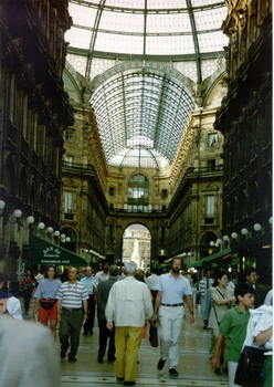 la galleria vittorio emanuele II affollata di persone ripresa verso piazza della scala.