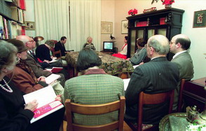 in una casa alcuni laici ascoltano la predicazione del card. carlo maria martini attraverso la televisione.
