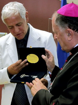 Il presidente della Regione consegna le chiavi del 27° piano a monsignor Erminio De Scalzi, presidente Fondazione Milano Famiglie 2012