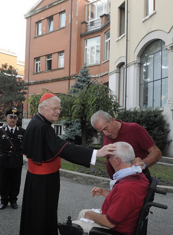 Martedì 27 settembre, presso la chiesa dellIstituto Sacra Famiglia a Cesano Boscone, il cardinale Angelo Scola ha incontrato il mondo della fragilità, conversando con i rappresentanti di quanti nel territorio ambrosiano lavorano al sostegno alle persone più deboli. LArcivescovo ha risposto agli interventi di alcuni operatori e ha poi aperto con loro un breve dibattito.