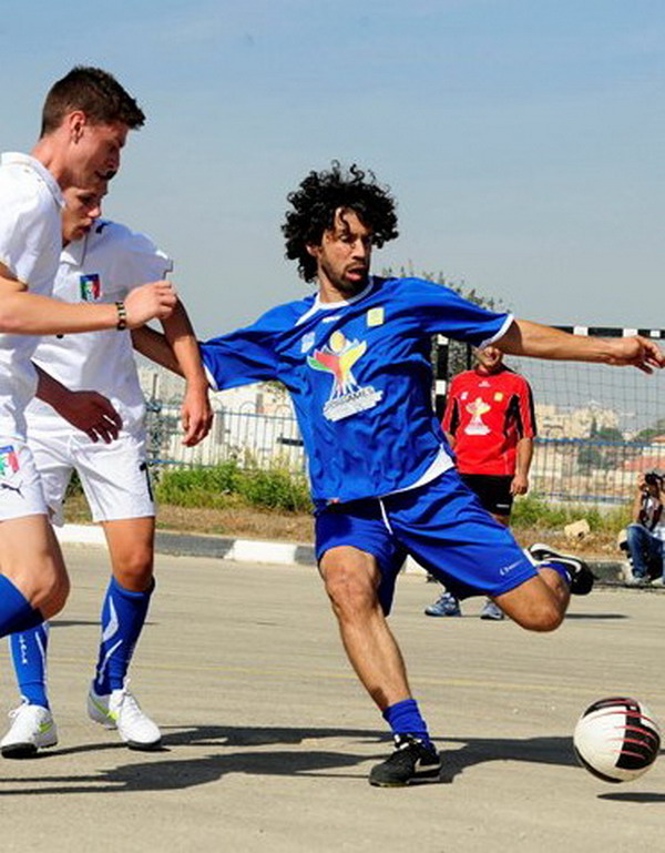 Corsa della Pace da Betlemme a Gerusalemme. Trecento runners tra italiani, palestinesi, israeliani e haitiani stanno correndo questa mattina lungo i 12 km di distanza che separano Betlemme da Gerusalemme passando attraverso il check point, il luogo che segna la divisione tra i due territori.

Tra le personalitˆ pubbliche che partecipano in qualitˆ di testimonial e ambasciatori del progetto spiccano la ÒmadrinaÓ della Corsa, la campionessa paralimpica Giusy Versace, ed il gruppo di ex calciatori azzurri protagonisti dellÕeccezionale quadrangolare di calcio a 5 nella spianata del Check Point lo stesso giorno della corsa: Damiano Tommasi, Gigi Di Biagio, Angelo Peruzzi, Fabio Pecchia sfidano - in rappresentanza dellÕAssociazione Italiana Calciatori - un team organizzato dalla Lega Pro e altre due squadre di Israeliani e Palestinesi.

Tra i tedofori dÕeccezione anche una delegazione haitiana coordinata da padre Richard Frechette e dalla Fondazione Rava: circa 80 haitiani appartenenti alla Onlus N.P.H. in corsa nel nome della pace, per far sentire la propria voce e la propria richiesta di solidarietˆ anche da Gerusalemme.
A conclusione della mattinata gli sportivi ed i pellegrini presenti sottoscriveranno durante la cerimonia di premiazione che si svolgerˆ presso lÕAuditorium del Notre Dame of Jerusalem Center il manifesto sportivo della pace