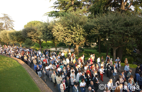 Rosario nei giardini vaticani
