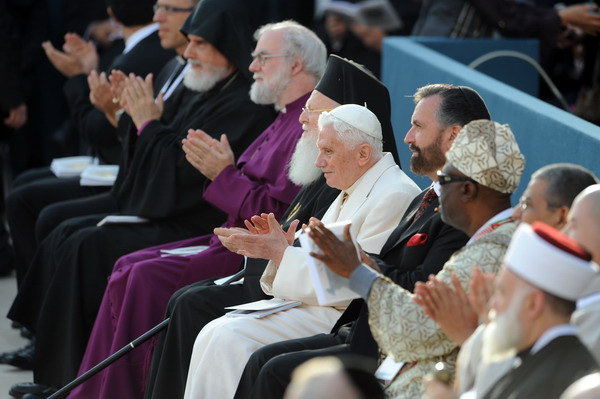 Assisi 27-10-2011Papa Benedetto XVI, nella piazza di San Francesco, recita la preghiera con i capi delle altre religioni Ph: Cristian Gennari