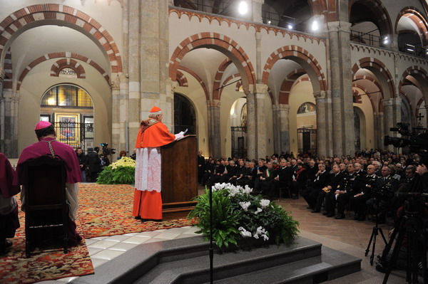 Martedì 6 dicembre, nella Basilica di SantAmbrogio, il cardinale Angelo Scola ha tenuto il Discorso alla Città e alla Diocesi, in occasione della celebrazione vigiliare del compatrono. Per il cardinale Scola è stato il primo Discorso alla Città da quando si è insediato sulla Cattedra di Ambrogio. In Basilica erano presenti le autorità e i rappresentanti delle istituzioni di tutto il territorio diocesano, le famiglie regionali e gli esponenti delle diverse comunità etniche di Milano