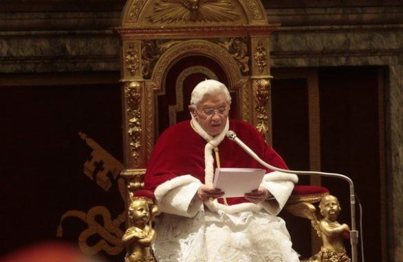 Benedetto XVI: un mantello intriso di sangue