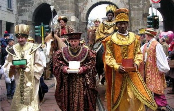 Il corteo storico dei Magi e il “pane della pace”