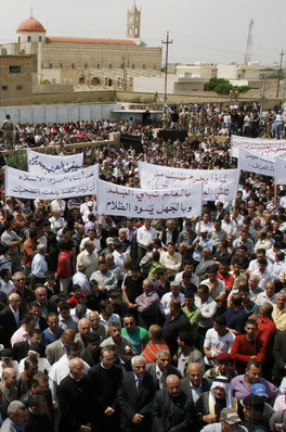 Thousands of Christians protest in the northern Iraqi town of Hamdaniyah on May 3, 2010 to condemn a bomb attack on a bus carrying students and workers which left one person dead and 80 wounded. The attack, comprising a car bomb and an improvised explosive device, took place on a highway around three kilometres east of Mosul, the capital of Nineveh province on May 3. Many victims had been travelling to the University of Mosul from Hamdaniyah. AFP PHOTO/MUJAHED MOHAMMED

Iraq, 2 maggio: un attentato provoca 4 morti e 171 feriti tra gli studenti di un convoglio diretto allUniversità di Mosul Alta risoluzione
Foto AFP/SIR