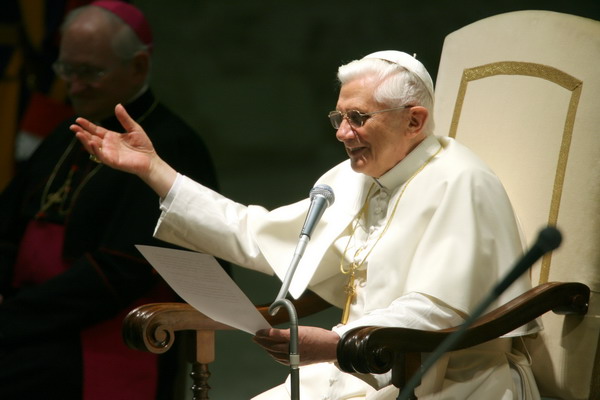 ©CRISTIAN GENNARICITTA' DEL VATICANO 11-01-06IL PAPA BENEDETTO XVI RICEVE IN UDIENZA GENERALE I FEDELI GIUNTI , IN PARTICOLARE I BAMBINI SOPRAVISSUTI ALLA TRAGEDIA DELLA SCUOLA DI BESLAN ACCOMPAGNATI DALLA PROTEZIONE CIVILE NAZIONALE