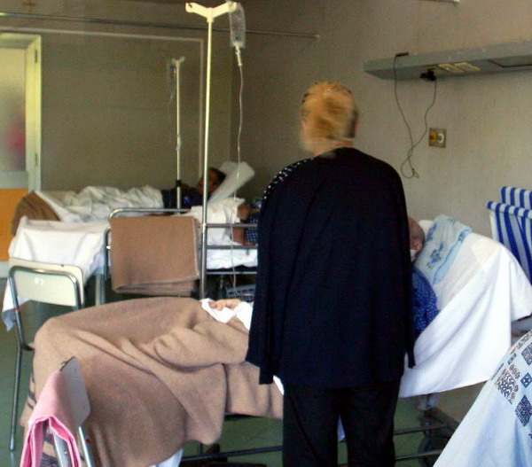 20041203 - ROMA - CRO - CENSIS: ITALIANI, E' WELFARE A DARE LA FELICITA' MA PER LA MAGGIORANZA E' MEGLIO PAGARE MENO TASSE Gli anziani italiani chiedono di sostenere il welfare. Lo rivela l'ultimo rapporto del Censis secondo il quale i pensionati vedono come unica possibile fonte di serenita' il mantenimento di adeguate politiche sociali.  Nella foto d'archivio una corsia d'ospedale a Napoli.   Ciro Fusco - ANSA/ CD