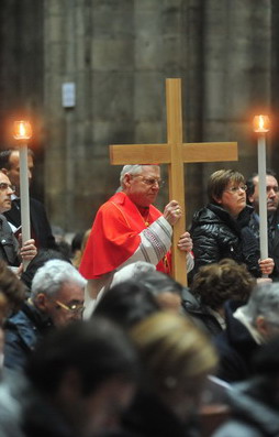 MILANO 06 Mar 2012 - VIA CRUCIS IN DUOMO CON IL CARDINALE ANGELO SCOLA p.s. la foto e' utilizzabile nel rispetto del contesto in cui e' stata scattata, e senza intento diffamatorio del decoro delle persone rappresentate