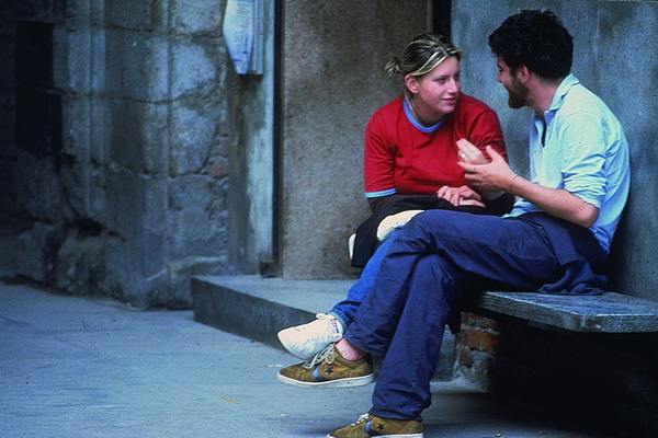 due giovani fidanzati seduti su una panchina fuori di casa. amore, fidanzamento, gioventù.