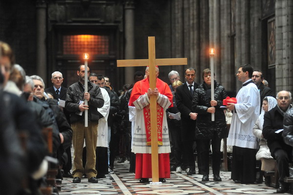 MILANO 06 Mar 2012 - VIA CRUCIS IN DUOMO CON IL CARDINALE ANGELO SCOLA p.s. la foto e' utilizzabile nel rispetto del contesto in cui e' stata scattata, e senza intento diffamatorio del decoro delle persone rappresentate