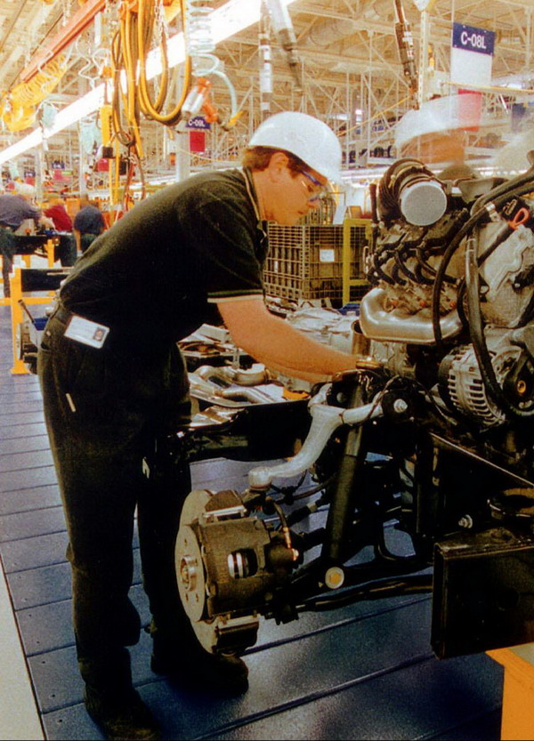 20000831-ROMA, ECO: PREZZI; ISTAT, PRODUZIONE +6,6% A LUGLIO. Un immagine d'archivio di una catena di montaggio di una fabbrica.  ANSA/mp