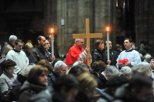 MILANO 06 Mar 2012 - VIA CRUCIS IN DUOMO CON IL CARDINALE ANGELO SCOLA p.s. la foto e' utilizzabile nel rispetto del contesto in cui e' stata scattata, e senza intento diffamatorio del decoro delle persone rappresentate