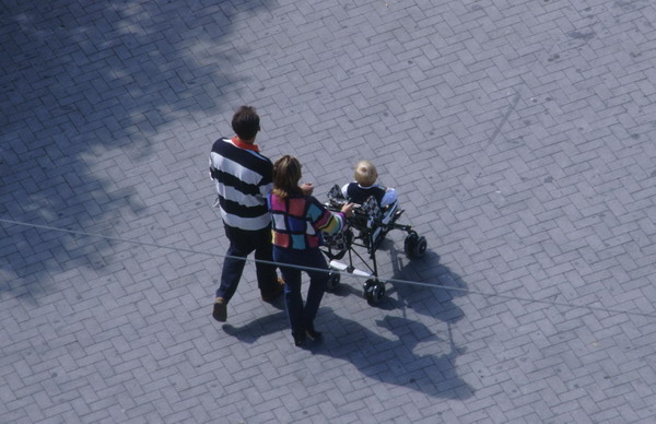 RIPRESA AEREA DI UNA PICCOLA FAMIGLIA A PASSEGGIO