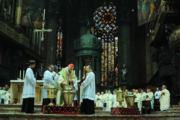 Giovedì 5 aprile il cardinale Angelo Scola ha presieduto la Santa Messa Crismale, concelebrata coi sacerdoti della Diocesi, ai quali specificamente egli ha rivolto la sua omelia. Durante la celebrazione lArcivescovo ha nominato S. Ecc.za mons. Mario Delpini nuovo Vicario Generale.