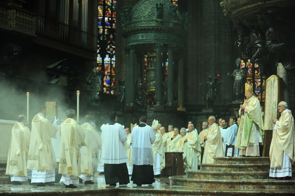 Giovedì 5 aprile il cardinale Angelo Scola ha presieduto la Santa Messa Crismale, concelebrata coi sacerdoti della Diocesi, ai quali specificamente egli ha rivolto la sua omelia. Durante la celebrazione lArcivescovo ha nominato S. Ecc.za mons. Mario Delpini nuovo Vicario Generale.