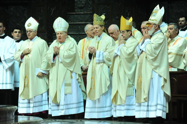 Giovedì 5 aprile il cardinale Angelo Scola ha presieduto la Santa Messa Crismale, concelebrata coi sacerdoti della Diocesi, ai quali specificamente egli ha rivolto la sua omelia. Durante la celebrazione lArcivescovo ha nominato S. Ecc.za mons. Mario Delpini nuovo Vicario Generale.
