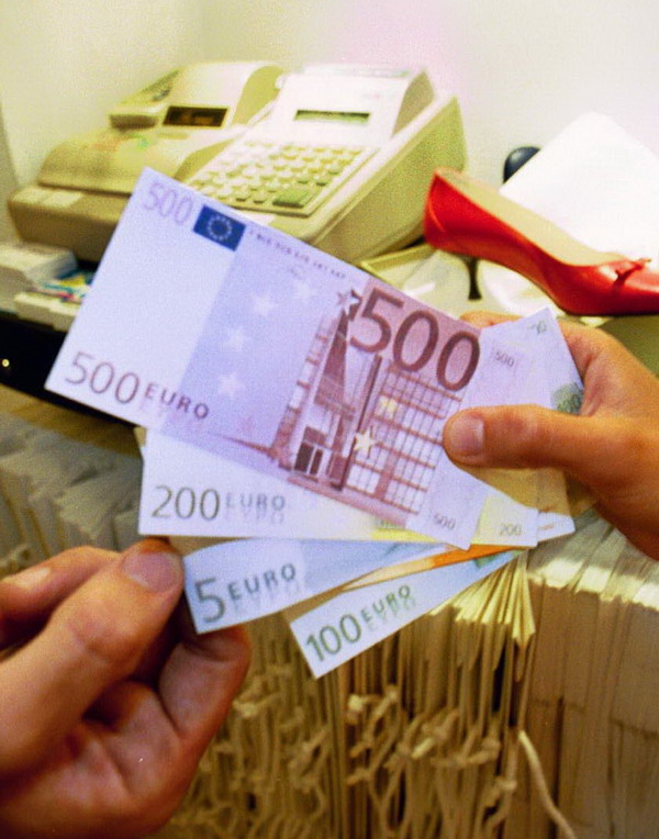 PAGAMENTI IN EURO E CARTELLI DI AVVISO DI PAGAMENTI IN EURO PH. CATTANEO/FOTOGRAMMA