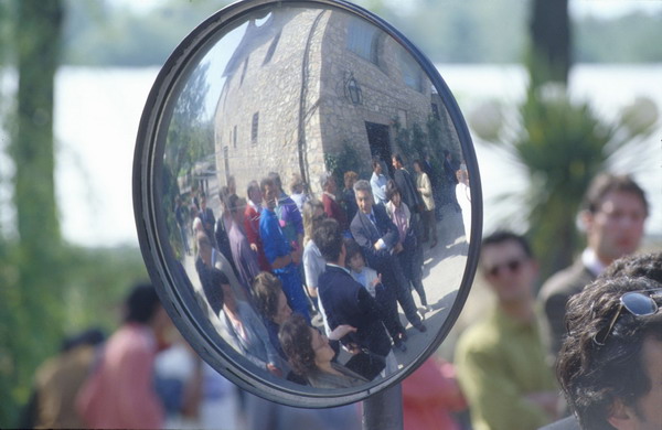 PERSONE RIFLESSE NELLO SPECCHIO STRADALE