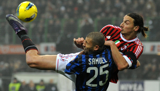 MILAN, ITALY - JANUARY 15:  Zlatan Ibrahimovic (R) of AC Milan is challenged by Walter Samuel of FC Internazionale Milano during the Serie A match between AC Milan and FC Internazionale Milano at Stadio Giuseppe Meazza on January 15, 2012 in Milan, Italy.  (Photo by Valerio Pennicino/Getty Images)