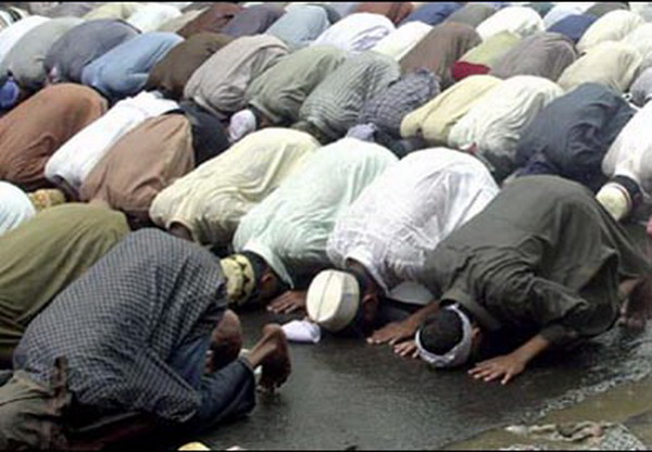 Hundreds of Muslims pray in the rain in Calcutta, India on Friday, Oct. 12, 2001. More than 15,000 Muslims took part in a protest rally after the prayer against U.S.-led attacks in Afghanistan and India's support for the attacks. (AP Photo/Bikas Das)