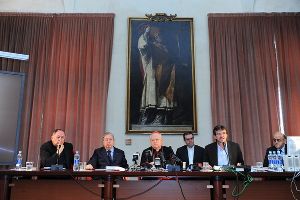 venerdì 18 maggio alle ore 12 nella Sala Conferenze della Curia Arcivescovile, si è svolta la conferenza stampa di aggiornamento sul VII Incontro mondiale delle famiglie.
da sx: mons. Erminio De Scalzi, il prefetto Gian Valerio Lombardi, il cardinale Angelo Scola, don Davide Milani, Daniele Conti e Luigi Campiglio