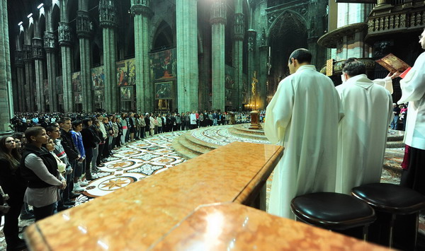 Adorazione in Duomo: pregano le famiglie