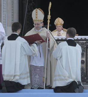 Monsignor Angelo Amato legge la formula di beatificazione