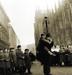 Un alpino con un mutilatino segue i funerali di don Gnocchi