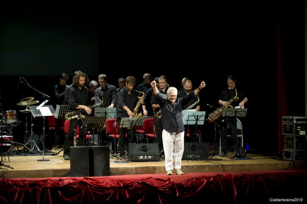 Magenta , 23 Luglio 2010

Civica Jazz Band  "Il Jazz di Alberto Sordi " a Magenta per la rassegna "Il Ritmo" in provincia .

Foto: Alberto Reina