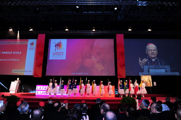 Rappresentazione di apertura del VII Incontro mondiale delle famiglie. Il saluto del cardinale Angelo Scola