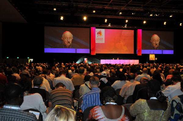 Il cardinale Dionigi Tettamanzi tiene la prima relazione della giornata "La famiglia e il lavoro oggi in una prospettiva di fede"