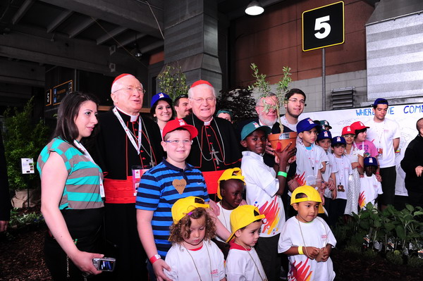 Un ulivo proveniente direttamente da Nazareth è stato consegnato allArcivescovo di Milano, il cardinale Angelo Scola, da Tzvi Lotan, consigliere per gli Affari turistici dellAmbasciata di Israele, nellarea dove si svolge il Congresso dei Ragazzi