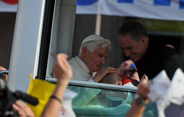 Benedetto XVI in piazza Duomo: «Milano, crocevia di popoli e culture»