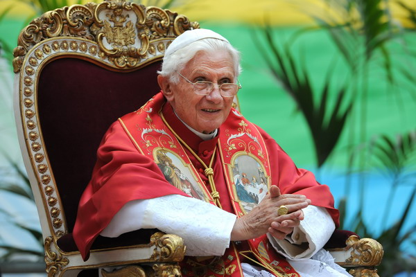 MILANO - 02-06-2012VII Incontro Mondiale delle Famiglie Il Papa Benedetto XVI arriva nello Stadio di San Siro per la festa dei Cresimandi  accolto da migliaia di fedeli Ph: Cristian Gennari/Siciliani